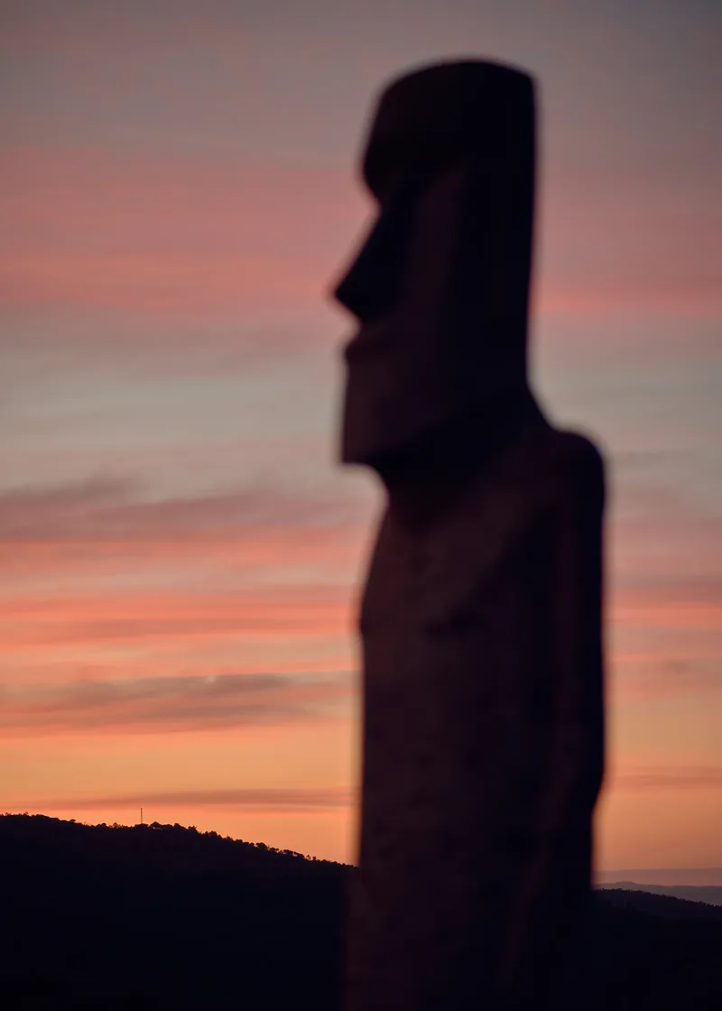 Stone sculpture against the evening sky, Esperit Roca in Girona, restaurant photography by Wim Jansen Delgado